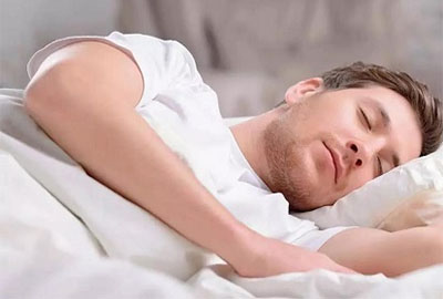 5種有助於改善睡眠時呼吸暫停的睡姿